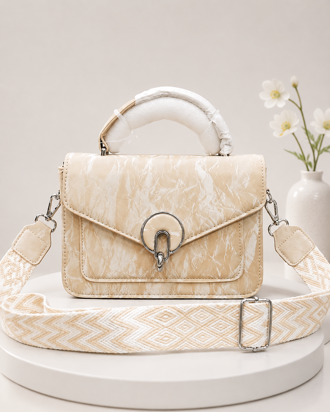 Stylish Crossbody Bag with Geometric Strap