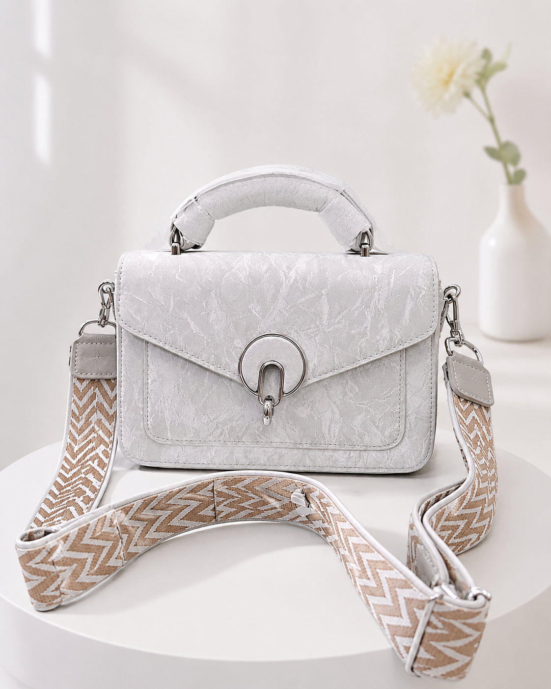 Stylish Crossbody Bag with Geometric Strap