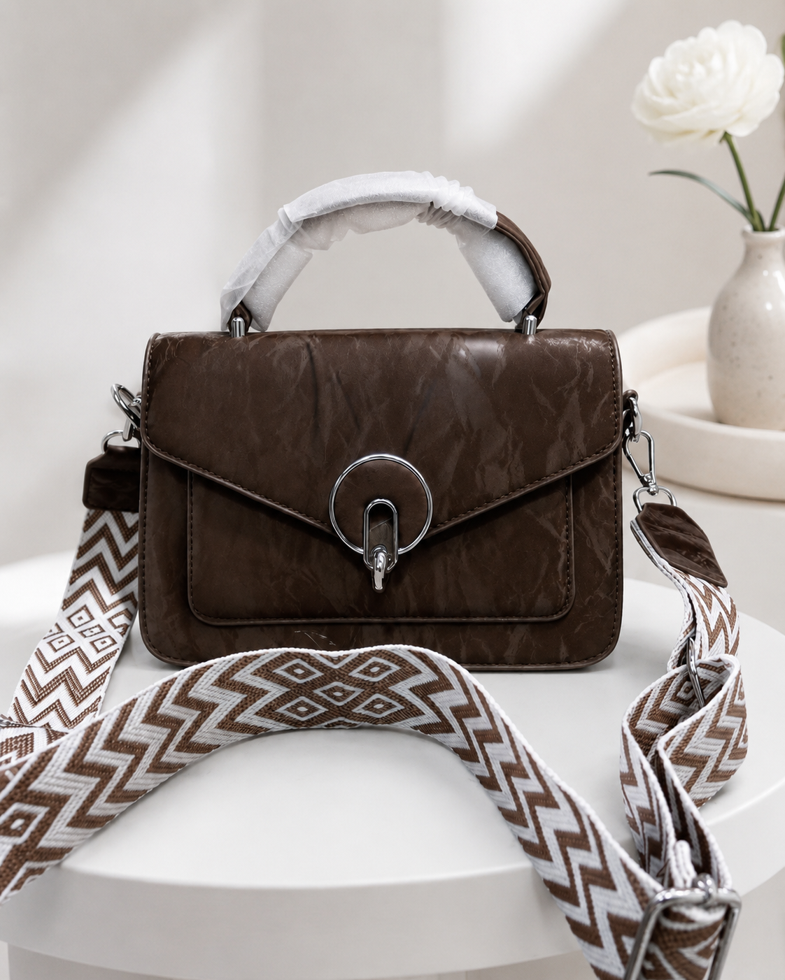 Stylish Crossbody Bag with Geometric Strap