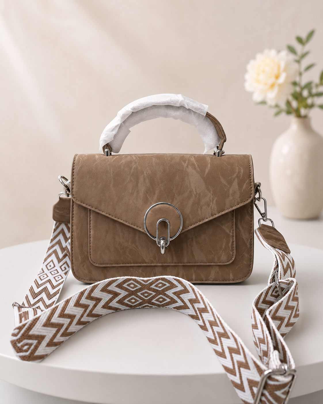 Stylish Crossbody Bag with Geometric Strap