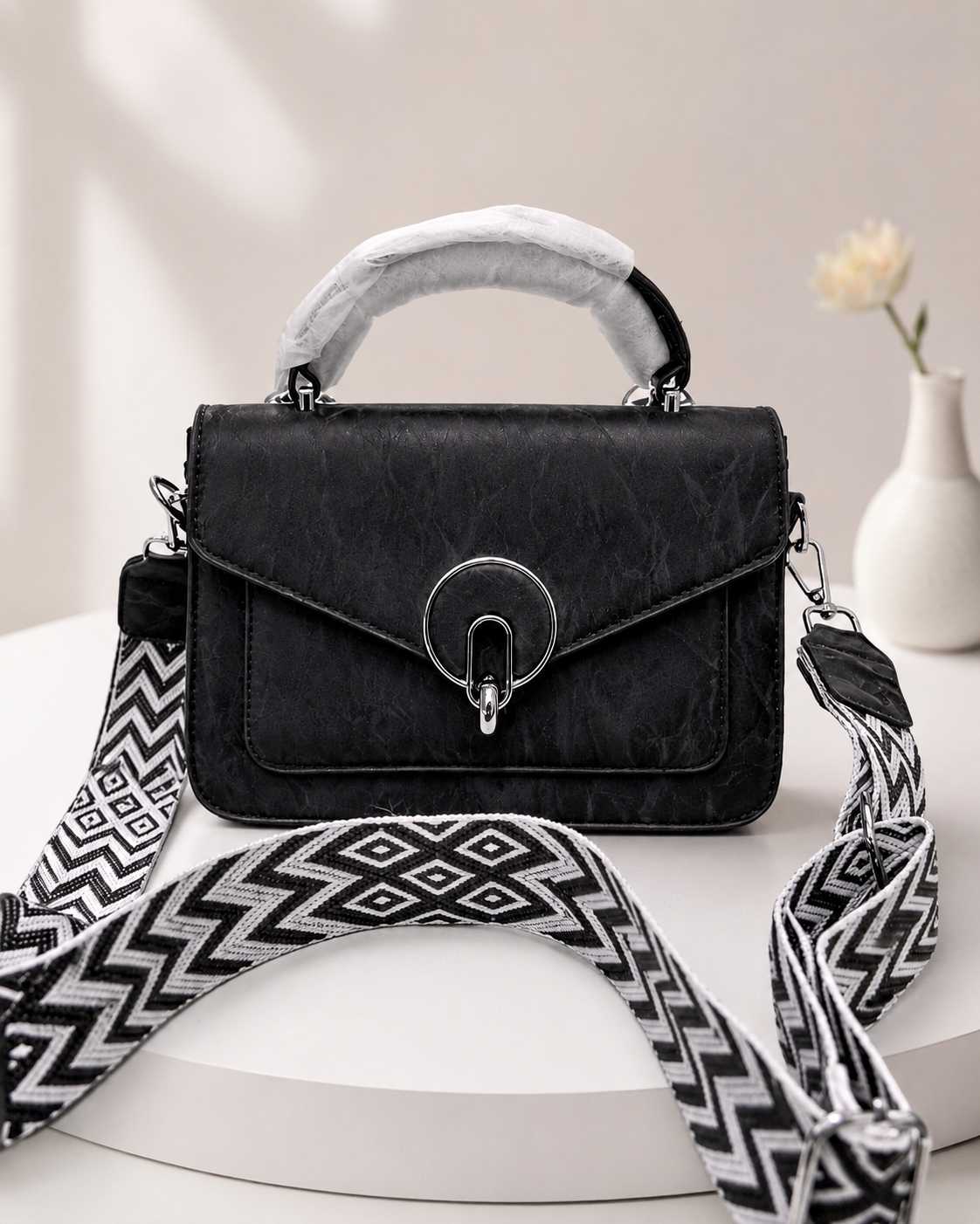 Stylish Crossbody Bag with Geometric Strap