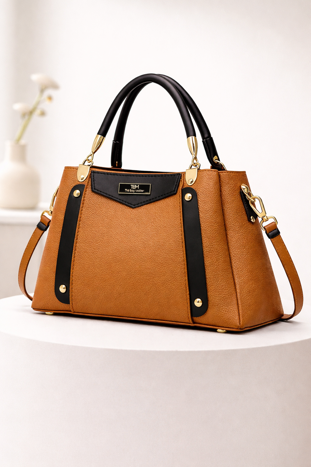 Chic Women's Handbag with Contrast Accents